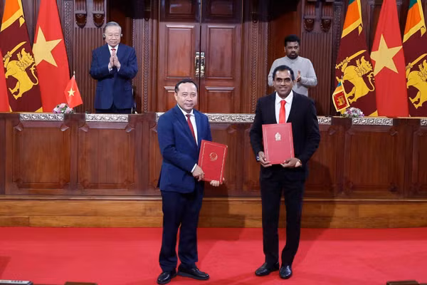 Tổng Bí thư, Chủ tịch nước Tô Lâm và Tổng thống Anura Kumara Dissanayake chứng kiến Lễ trao các văn kiện hợp tác giữa hai nước. (Ảnh: TTXVN)