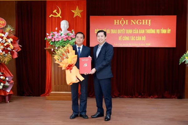 Bí thư Tỉnh ủy Lào Cai Dương Quốc Huy trao quyết định và chúc mừng đồng chí Phan Đăng Toàn.