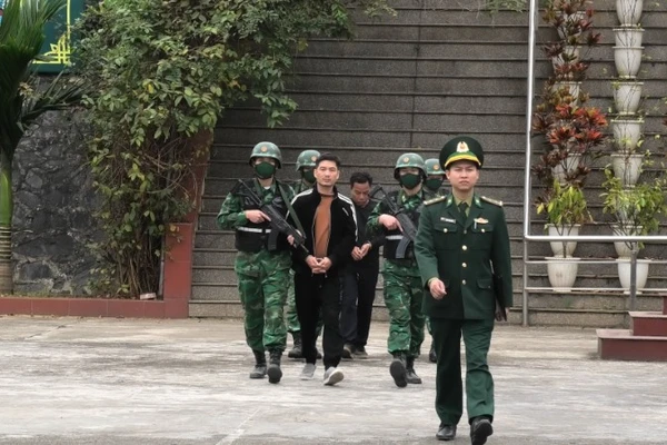 Áp giải các đối tượng vận chuyển ngoại tệ qua biên giới.