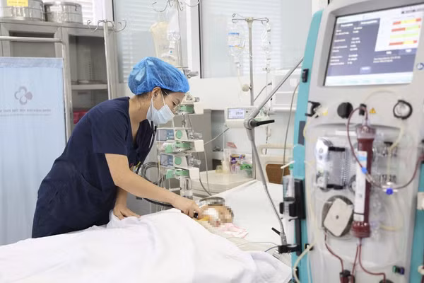 Bệnh nhi N.X.L được các y, bác sĩ Bệnh viện Sản Nhi Phú Thọ chăm sóc, điều trị tích cực.