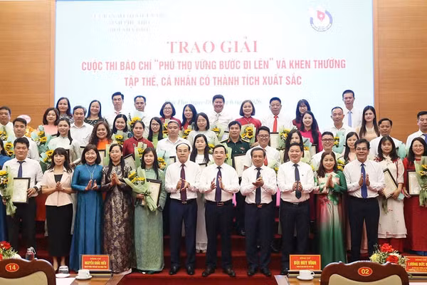 Lãnh đạo tỉnh Phú Thọ trao giải cho các tác giả đoạt giải tại cuộc thi.