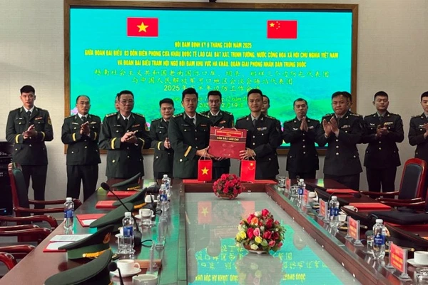 Trưởng đoàn đại biểu 3 đồn Biên phòng tỉnh Lào Cai tặng quà trưởng đoàn Trạm hội ngộ hội đàm Hà Khẩu.