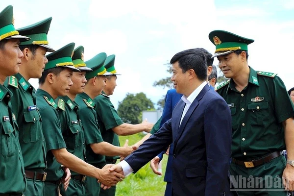 Đồng chí Y Thanh Hà Niê Kđăm, Ủy viên Trung ương Đảng, Bí thư Tỉnh ủy Lâm Đồng đến thăm Trạm Cửa khẩu Đắk Peur, xã Thuận An. 
