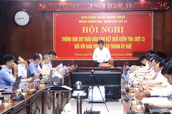Đoàn kiểm tra, giám sát số 21 của Bộ Chính trị, Ban Bí thư thông qua dự thảo báo cáo kết quả kiểm tra, giám sát đối với Ban Thường vụ Thành ủy Huế bằng hình thức hội nghị trực tuyến. 