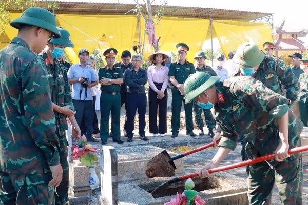 Ban chỉ đạo 515 thành phố Huế và phường Phong Điền tổ chức lấy mẫu, bàn giao mẫu và số hóa thông tin hài cốt liệt sĩ trên địa bàn. (Ảnh: LÊ SÁU).