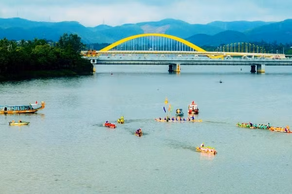 Cầu Nguyễn Hoàng trên sông Hương.