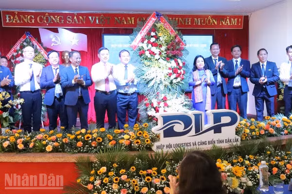 Các đồng chí lãnh đạo Tỉnh ủy, Hội đồng nhân dân, Ủy ban nhân dân tỉnh Đắk Lắk tặng hoa chúc mừng Đại hội.