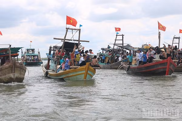 Phương tiện tàu cá khai thác thủy, hải sản ven bờ của ngư dân xã Mỹ Long, tỉnh Vĩnh Long.