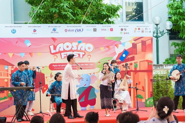Ngày hội giao lưu văn hóa sinh viên Việt-Lào mang đến không gian trẻ trung với nhiều hoạt động phong phú.