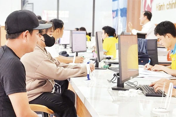 Người dân làm thủ tục hành chính tại xã Mỹ An Hưng.( Ảnh HỮU NGHĨA)