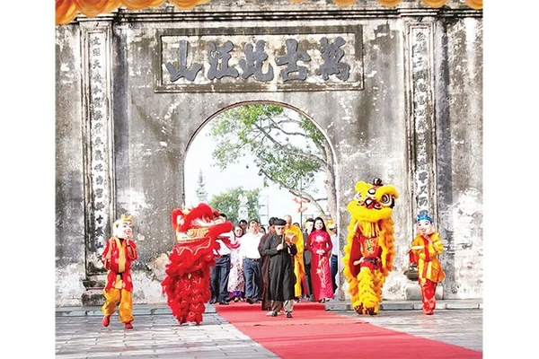 Nghi lễ dâng hương tại Lễ Cáo yết mở hội tại Lễ hội mùa thu Côn Sơn-Kiếp Bạc năm 2025.