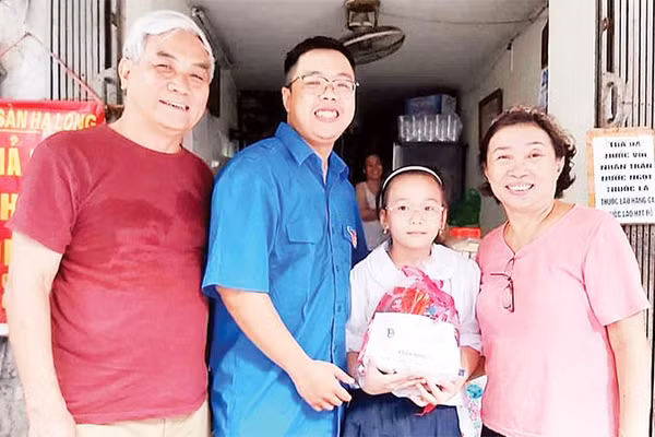 Ngô Trọng Đức trao tặng quà cho em nhỏ có hoàn cảnh khó khăn.