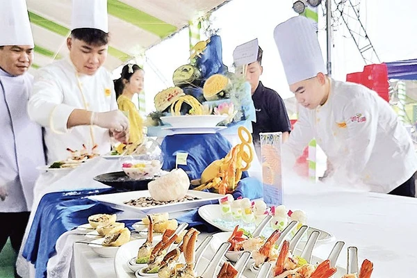 Các đầu bếp chế biến đặc sản Cà Mau tại phần thi “Đầu bếp tài năng”.