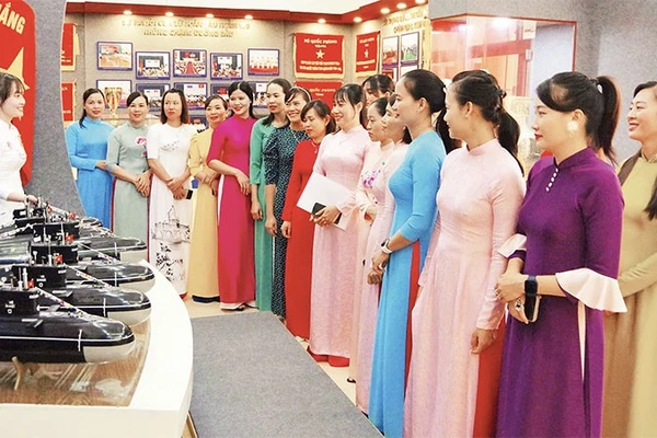 Các hội viên tham quan, học tập tại phòng truyền thống đơn vị. (Ảnh CTV HQ)