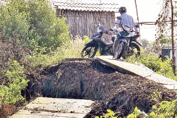 Khu vực sạt lở gần cửa biển Bồ Đề thuộc xã Tam Giang làm hư hỏng nặng lộ giao thông nông thôn, đi lại của người dân gặp nhiều khó khăn.