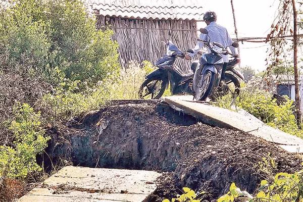 Khu vực sạt lở gần cửa biển Bồ Đề thuộc xã Tam Giang làm hư hỏng nặng lộ giao thông nông thôn, đi lại của người dân gặp nhiều khó khăn.