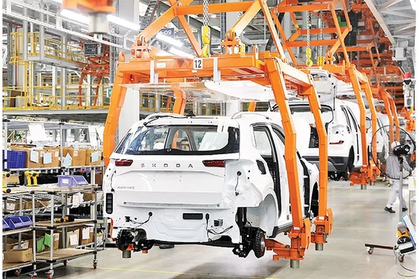 Dây chuyền sản xuất ô-tô của Nhà máy ô-tô Thành Công Việt Hưng (Quảng Ninh).