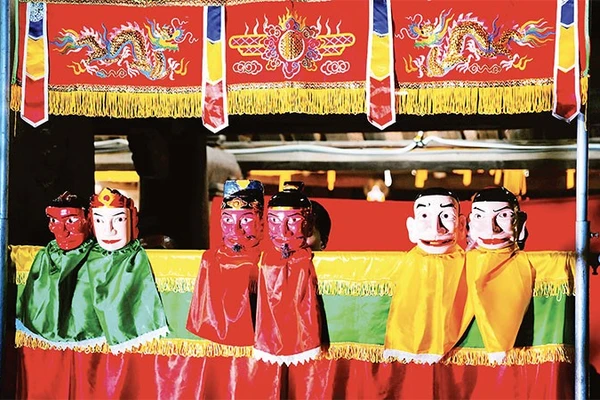 Trình diễn múa rối cạn chầu Thánh. (Ảnh NGỌC SƠN)