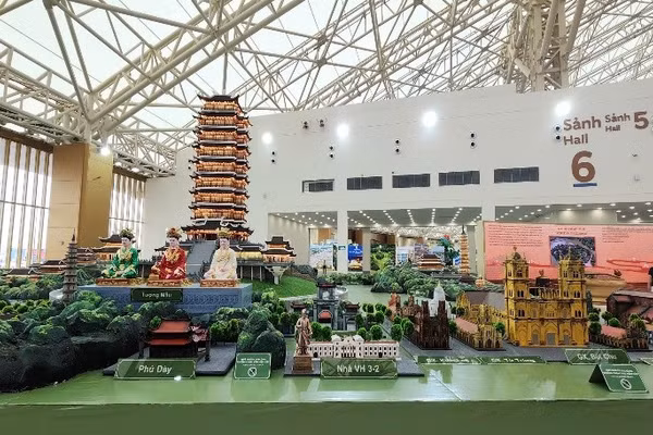 Khu trưng bày mô hình các điểm di sản và du lịch tỉnh Ninh Bình.