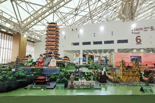 Khu trưng bày mô hình các điểm di sản và du lịch tỉnh Ninh Bình.