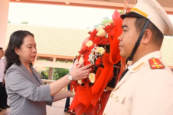 Phó Chủ tịch nước Võ Thị Ánh Xuân dâng hoa, dâng hương tưởng niệm các Anh hùng liệt sĩ tại Khu di tích lịch sử cách mạng Bình Thành.