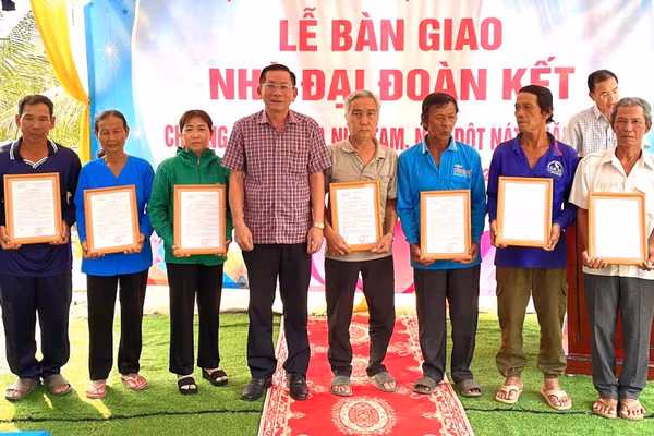 Lãnh đạo tỉnh Tây Ninh trao Quyết định bàn giao nhà Đại đoàn kết cho người dân