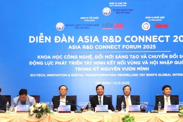Lãnh đạo tỉnh Tây Ninh và nhà khoa học Đại học Kinh tế Thành phố Hồ Chí Minh chủ trì diễn đàn.