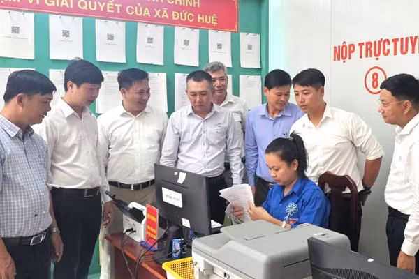 Đại diện Báo Nhân Dân, các chuyên gia của Công ty Cổ phần đầu tư Lê Bảo Minh cùng lãnh đạo xã Đức Huệ khảo sát Trung tâm hành chính xã.
