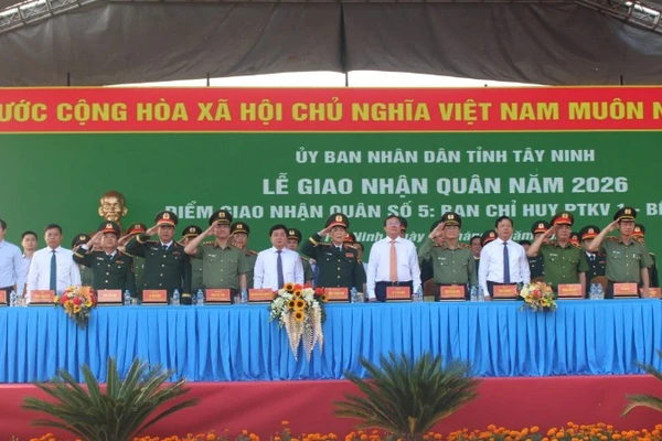 Lãnh đạo Trung ương và tỉnh Tây Ninh chào cờ tại Lễ giao nhận quân.