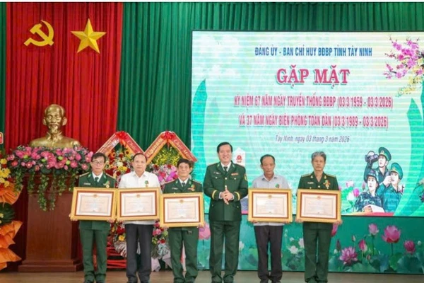Các cá nhân gồm 13 sĩ quan biên phòng nhận Huân chương Bảo vệ Tổ quốc.