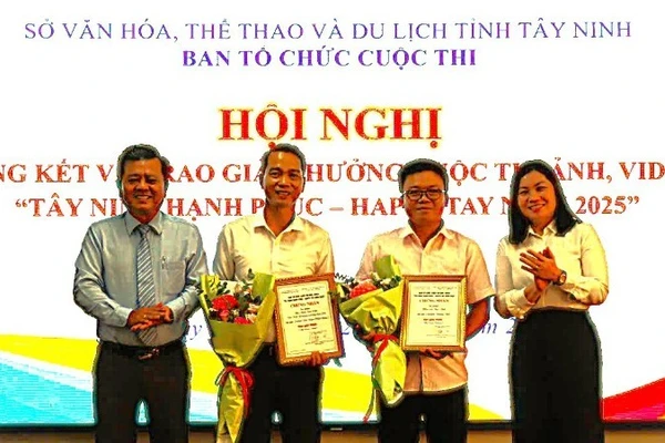 Lãnh đạo Ban Tuyên giáo và Dân vận, Sở Văn hóa, Thể thao và Du lịch tỉnh Tây Ninh trao hoa và chứng nhận cho 2 tác giả đạt giải Nhất.