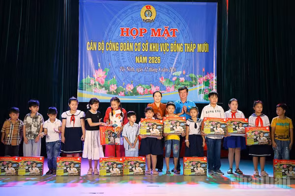 Lãnh đạo Tổng Liên đoàn Lao động Việt Nam, Liên đoàn Lao động tỉnh Tây Ninh và Ban Tuyên giáo và Dân vận Tỉnh ủy trao quà cho học sinh có hoàn cảnh khó khăn khu vực Đồng Tháp Mười. (Ảnh: THANH PHONG)