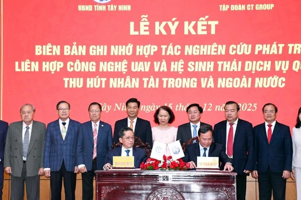 Lãnh đạo Tỉnh ủy và Tập đoàn CT Group chứng kiến hai bên ký kết biên bản hợp tác.