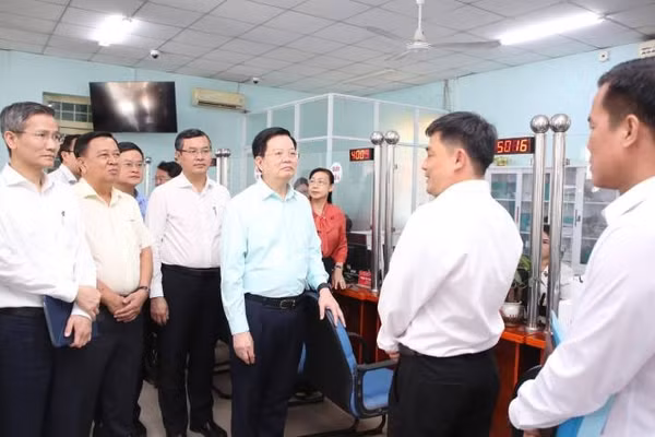 Phó Thủ tướng Mai Văn Chính (áo xanh) cùng Đoàn công tác của Chính phủ đã có buổi khảo sát Trung tâm Phục vụ hành chính công phường Trảng Bàng.