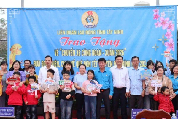 Lãnh đạo Mặt trận Tổ quốc Việt Nam và Liên đoàn Lao động tỉnh Tây Ninh trao vé xe nghĩa tình cho công nhân cùng người thân có mặt từ sớm, mang theo hành lý và niềm vui rạng rỡ trước giờ lên xe