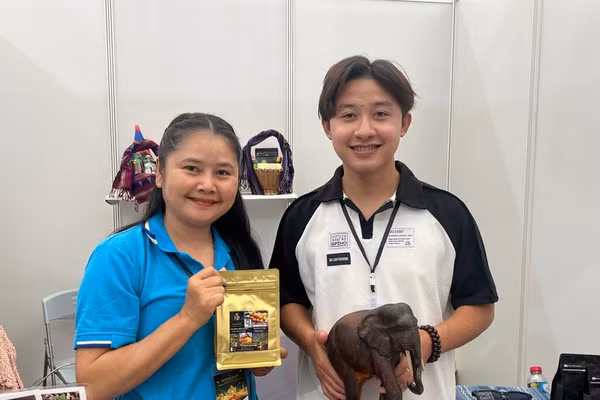 Hai thương nhân đến từ doanh nghiệp Phetdavanh - Lào. (Ảnh: THANH THẢO)