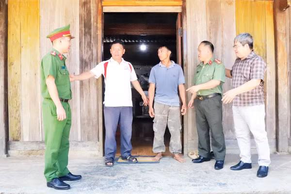 Lãnh đạo Ủy ban nhân dân và Công an xã Ea Kiết tuyên truyền, vận động người dân ở buôn H'Mông tự nguyện giao nộp vũ khí, vật liệu nổ, công cụ hỗ trợ.