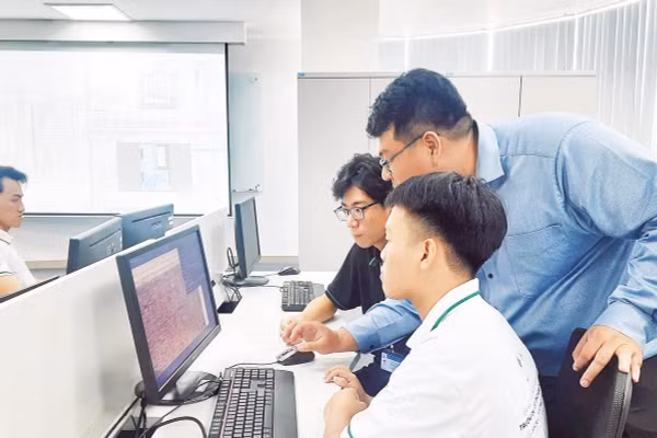 Sinh viên Trường đại học Công nghệ thông tin, Đại học Quốc gia Thành phố Hồ Chí Minh trong giờ thực hành.