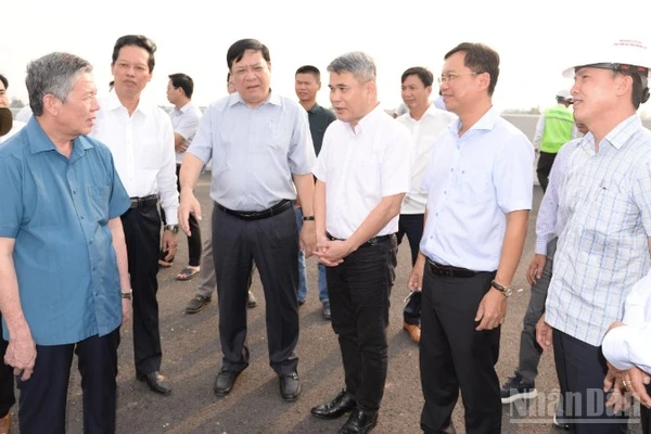 Lãnh đạo tỉnh Đồng Tháp thăm hỏi, động viên các đơn vị thi công cao tốc Cao Lãnh-An Hữu giai đoạn 1.