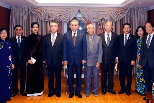 Tổng Bí thư, Chủ tịch nước Tô Lâm và Phu nhân gặp mặt thân nhân các tướng lĩnh, chuyên gia, nhân sĩ hữu nghị Việt Nam-Trung Quốc. (Ảnh: TTXVN)
