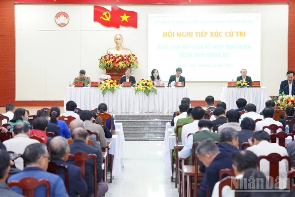 Toàn cảnh buổi tiếp xúc cử tri. (Ảnh: ANH ĐÀO)