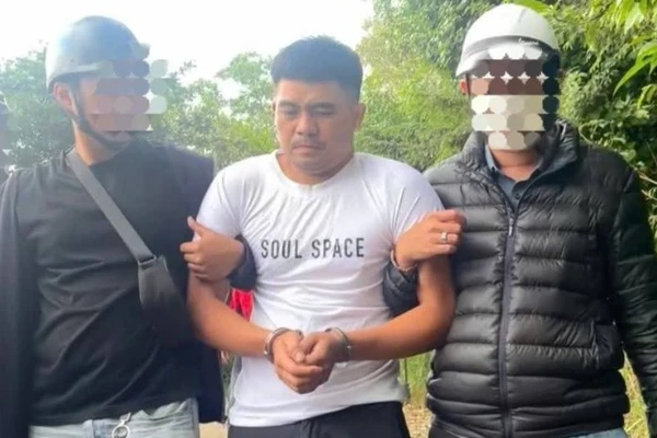 Đối tượng bị bắt giữ lúc 16 giờ 30 phút ngày 24/12 sau nhiều giờ lẩn trốn. (Ảnh: Công an cung cấp)