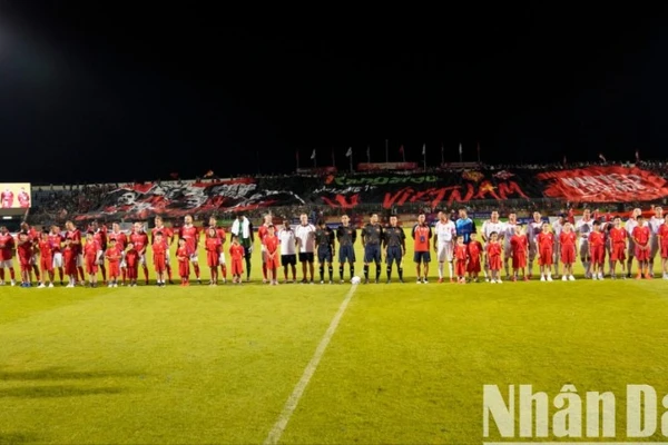 Trận đấu giao hữu giữa huyền thoại M.U như Ryan Giggs, Paul Scholes, Michael Owen...và các ngôi sao Việt Nam diễn ra trên sân vận động Hòa Xuân Đà Nẵng ngày 28/6/2025. (Ảnh: ANH ĐÀO)