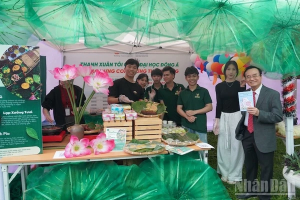 Sinh viên Đà Nẵng trải nghiệm không gian văn hóa Hàn Quốc được tổ chức ngày 19/12. (Ảnh: ANH ĐÀO)