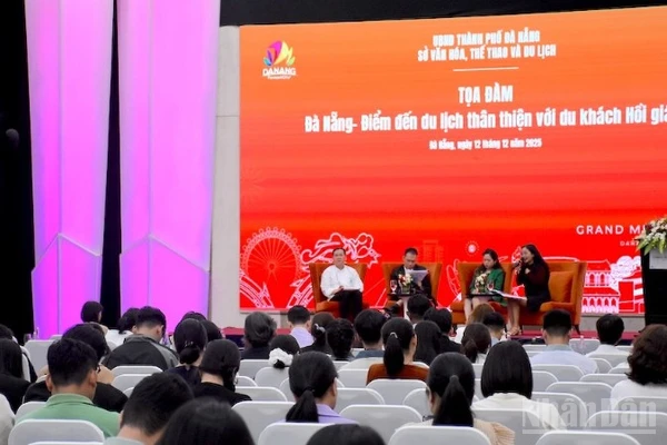 Các đại biểu khách mời chia sẻ về sản phẩm du lịch mới phục vụ thị trường khách HồI giáo. (Ảnh: ANH ĐÀO)