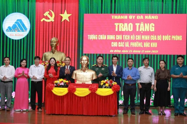 Đà Nẵng trao tặng tượng chân dung Chủ tịch Hồ Chí Minh cho 94 xã, phường, đặc khu.