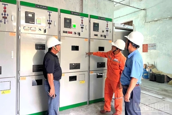 Đội Quản lý điện Tuy An (PC Đắk Lắk) làm việc với Công ty TNHH Xi-măng Cosevco Phú Yên về việc điều chỉnh phụ tải vào giờ cao điểm. (Ảnh: ĐÌNH TĂNG)