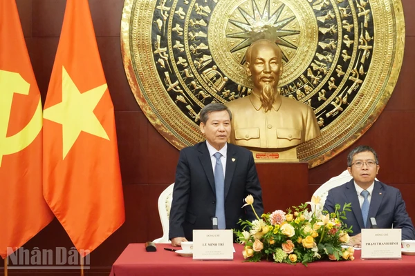 Bí thư Trung ương Đảng, Chánh án Tòa án nhân dân tối cao Lê Minh Trí phát biểu tại buổi làm việc.