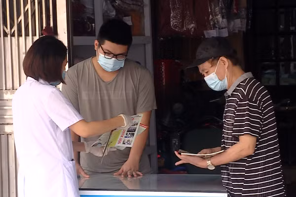 Cán bộ y tế tích cực tuyên truyền cho người dân biện pháp phòng dịch bệnh sau bão. (Ảnh: Thúy Quỳnh)