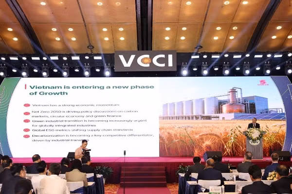 Ông Larry Lee - Phó Tổng giám đốc SABECO trình bày tại diễn đàn. (Ảnh: VCCI)